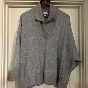 H&M Gray Oversized V-Neck
Sweater (XXL)